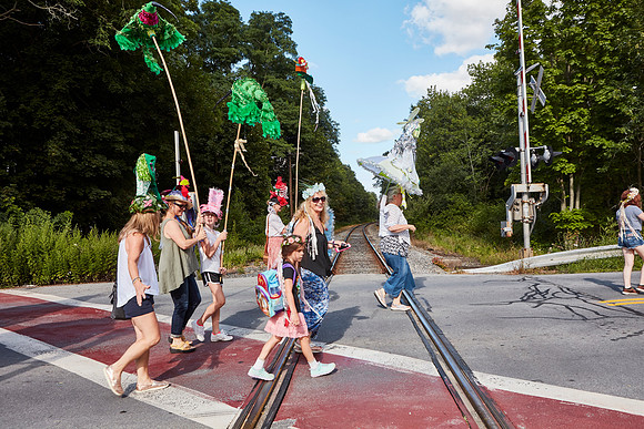 PARADE_4864