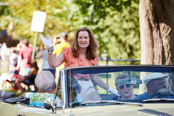 PARADE_4251