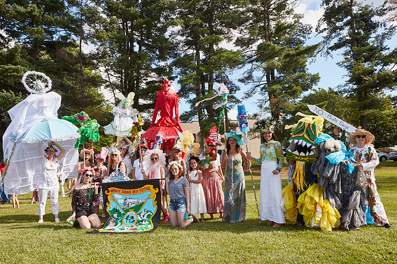 PARADE_4928
