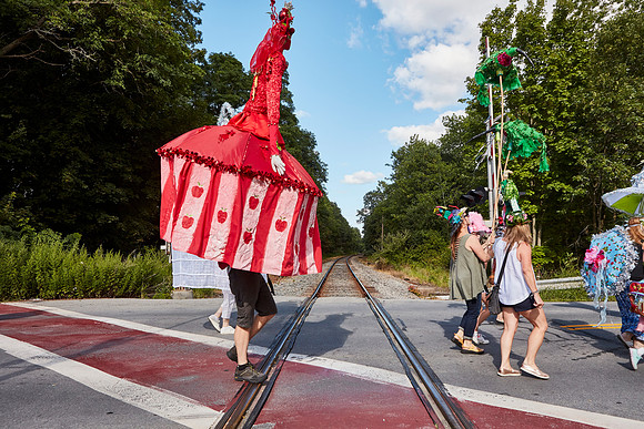 PARADE_4870
