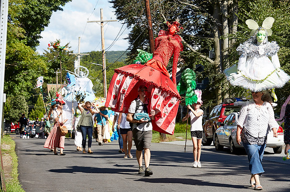 PARADE_4476