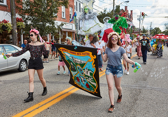 PARADE_4700