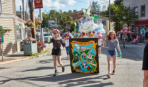 PARADE_4584
